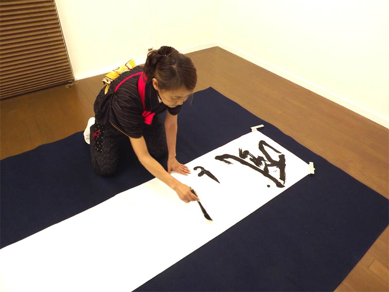 女性書道家 山本煌華 撮影地 東京都港区六本木カリグラフィーアート書道教室 写真3