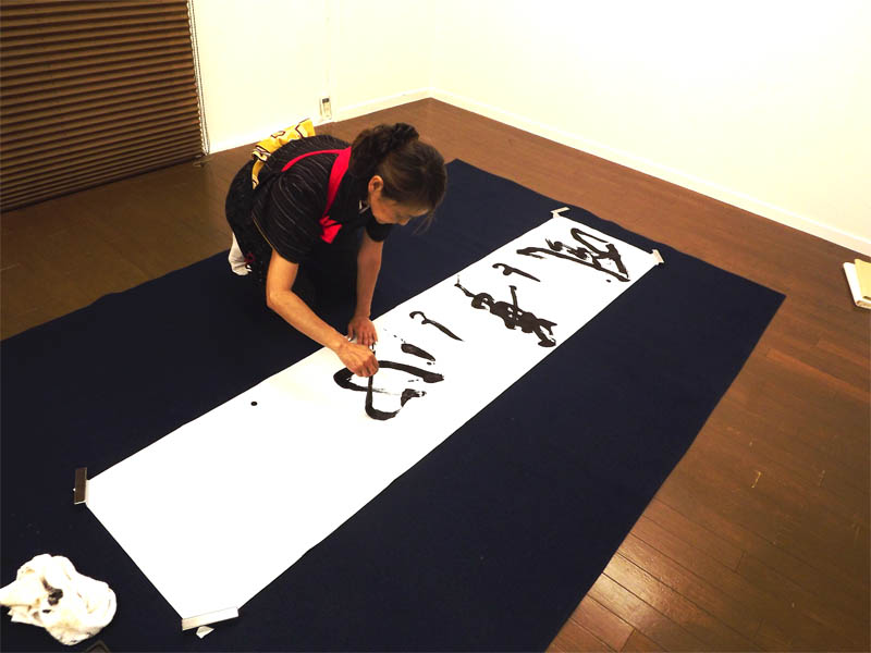 女性書道家 山本煌華 撮影地 東京都港区六本木カリグラフィーアート書道教室 写真4