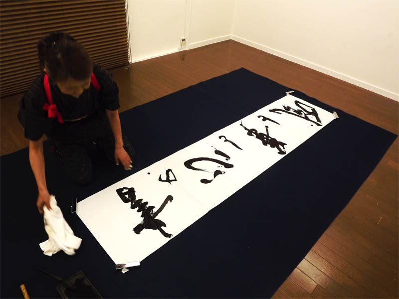 女性書道家 山本煌華 撮影地 東京都港区六本木カリグラフィーアート書道教室 写真5