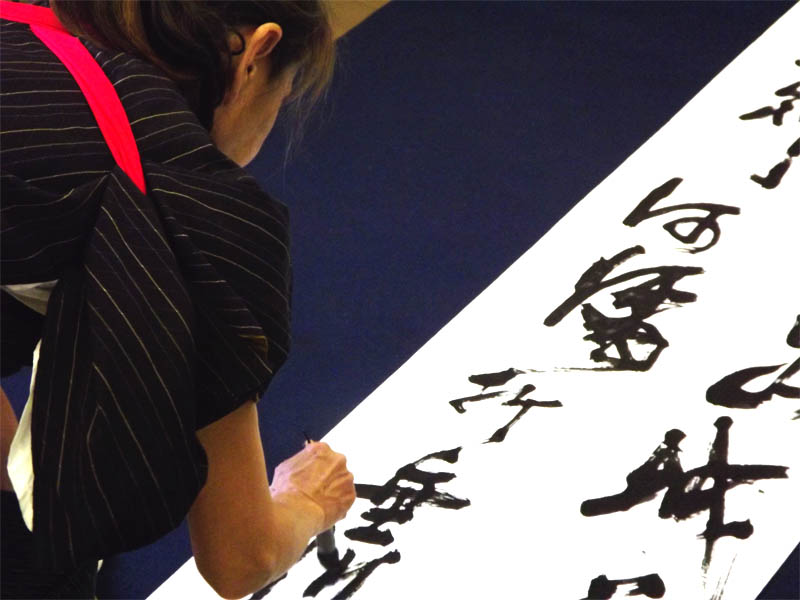 女性書道家 山本煌華 撮影地 東京都港区六本木カリグラフィーアート書道教室 写真7